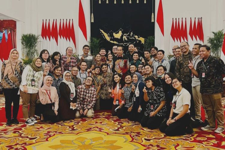 Presiden Joko Widodo berfoto bersama wartawan Istana Kepresidenan usai acara bincang santai di Istana Negara, Selasa (10/1/2023).