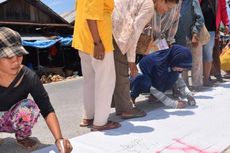 Massa Tanda Tangani Petisi Tolak Pencalonan Tunggal Pilkada Buton