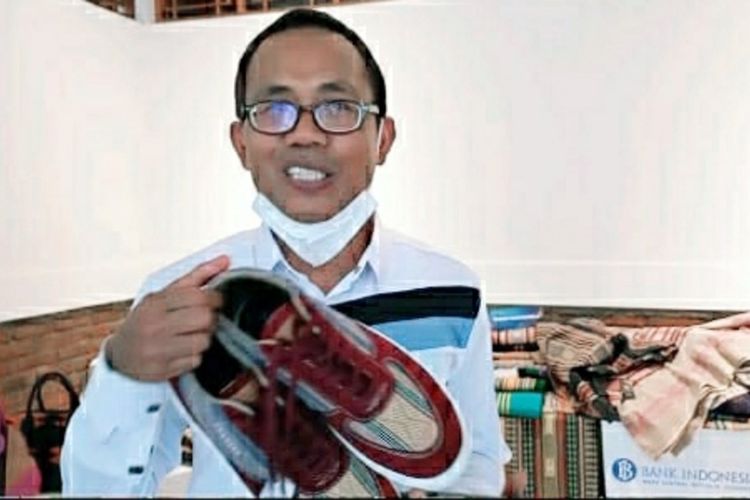inilah sepatu kets jenis tenun motif Sendawa, kreasi dari Maliki warga Pringgasela Lombok Timur.