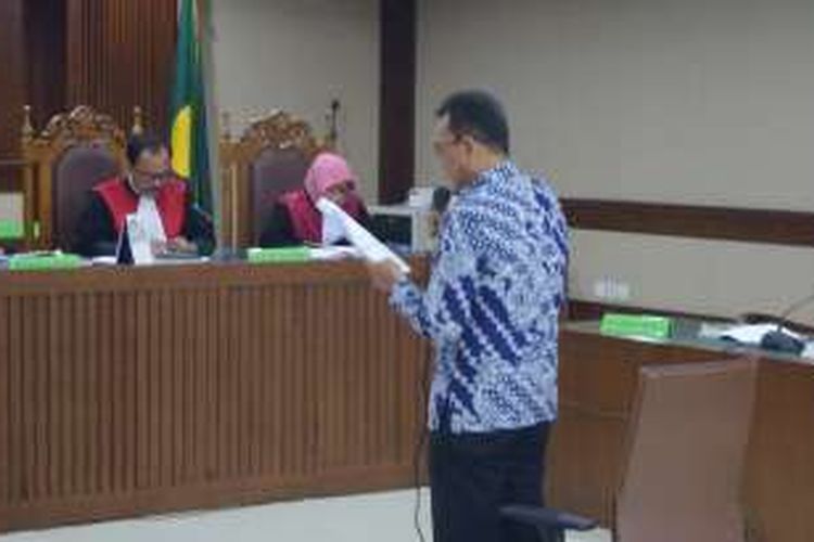 Panitera Pengadilan Negeri Jakarta Pusat, Edy Nasution membacakan nota pembelaan di Pengadilan Tipikor Jakarta, Rabu (30/11/2016).