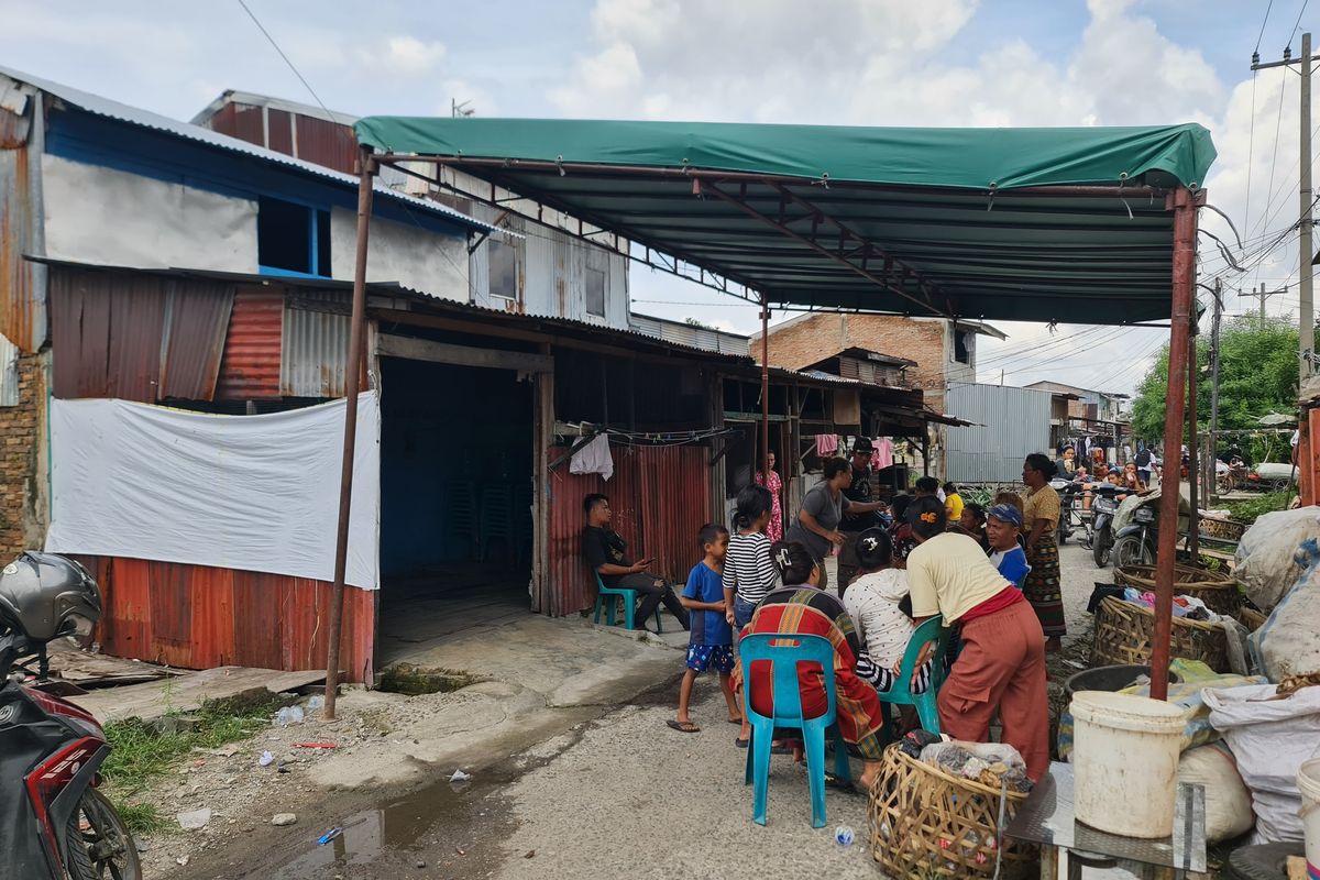 Suasana rumah duka seorang pemuda, bernama David Martua Nainggolan (26), yang tewas usai ditikam sejumlah orang di Jalan Betet, Kecamatan Medan Denai, Kota Medan pada Senin (13/10/2025).