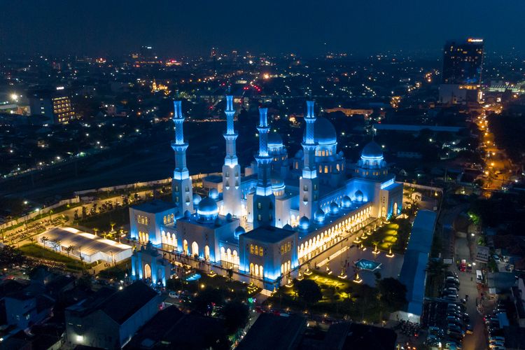 Masjid Raya Sheikh Zayed Kota Solo pada Malam Hari.