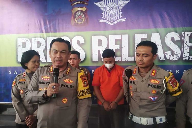 Kapolrestabes Palembang Kombes Pol Harryo Sugihhartono melakukan gelar perkara terkait kasus kecelakaan lalulintas yang menyebabkan seorang pengemudi Ojol dan penumpangnya tewas ditabrak.