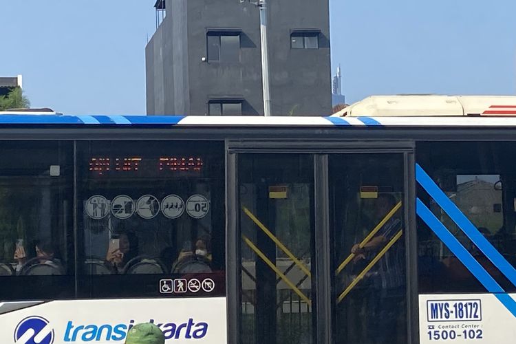 Ilustrasi transjakarta. Penumpang Transjakarta merekam unjuk rasa saat melintas di depan Gedung DPR/MPR RI, Senin (1/9/2025).