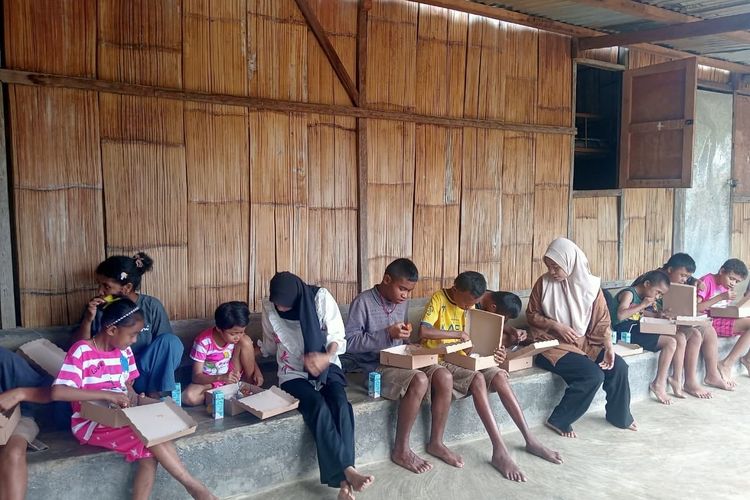 Jalan Terjal Menuju Sekolah, Cerita Gen Z Dampingi Anak-anak Mengejar Mimpi di Pedalaman NTT