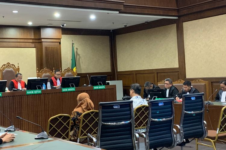 Eks Direktur Jenderal Pembinaan Penempatan Tenaga Kerja (Dirjen Binapenta) Kementerian Tenaga Kerja dan Transmigrasi (Kemenakertrans) RI Reyna Usman dan Direktur PT Adi Inti Mandiri (AIM) Karunia dalam sidang di Pengadilan Tipikor Jakarta, Selasa (2/7/2024).