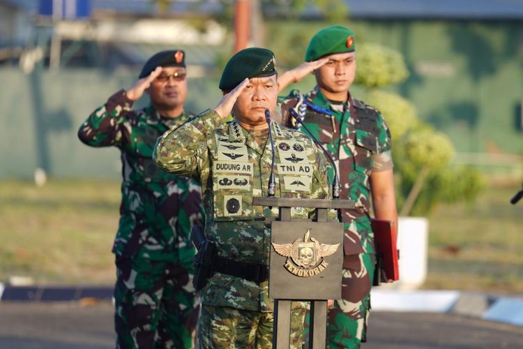 Kepala Staf TNI AD (KSAD) Jenderal Dudung Abdurcahman memimpin Persemayaman Serka (Anumerta) Robertus Simbolon di Markas Komando Yonif PR 305/Tengkorak Kostrad, Karawang, Jawa Barat, Rabu (12/4/2023). Serka Robertus merupakan personel Satgas Yonif PR 305/Tengkorak Kostrad yang gugur setelah diserang kelompok kriminal bersenjata (KKB) pada Minggu (9/4/2023).