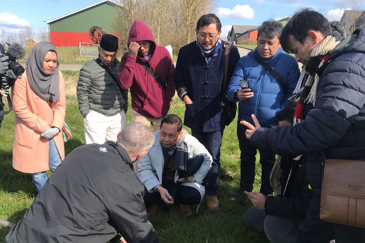 Peternak Indonesia sedang mempelajari tentang pakan organik di sebuah peternakan di Denmark.