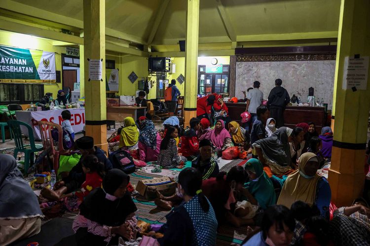 Warga mengungsi di balai desa untuk menghindari letusan susulan Gunung Semeru di Sumberwuluh, Kecamatan Candipuro, Kabupaten Lumajang, Jawa Timur, Minggu (5/12/2021). Selain balai desa, sejumlah tempat pengungsian lainnya, seperti masjid dan beberapa gedung SD Negeri telah disediakan. Total terdapat 80 orang laki-laki serta 75 perempuan, ditambah 35 warga lanjut usia dan 30 anak yang mengungsi di balai desa.