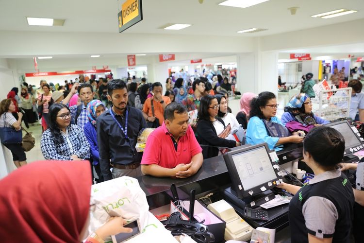 Pengunjung saat mengantre untuk membeli pakaian diskon di Lotus Department Store, Djakarta Theater XXI, Jakarta, Rabu (25/10/2017). Menurut informasi yang diterima dari karyawan, gerai Lotus di seluruh Indonesia akan ditutup pada 31 Oktober 2017.