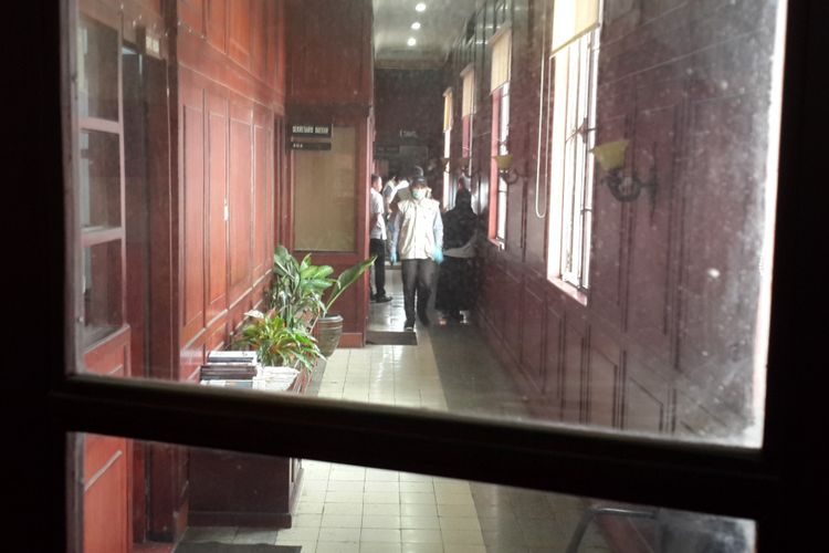 Sejumlah penyidik KPK saat hendak keluar dari ruang kerja Wakil Wali Kota Malang, Rabu (9/8/2017)