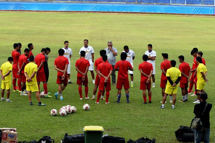 Seusai libur karena diberhentikan sementara kompetisi Liga 1 2020, Arema FC melaksanakan latihan perdana di Stadion Kanjuruhan Kabupaten Malang, Jawa Timur, Senin (03/08/2020) sore.