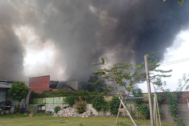 Asap Hitam Kebakaran Pabrik Sandal di Tangerang Masih Membumbung Tinggi hingga Senin Pagi