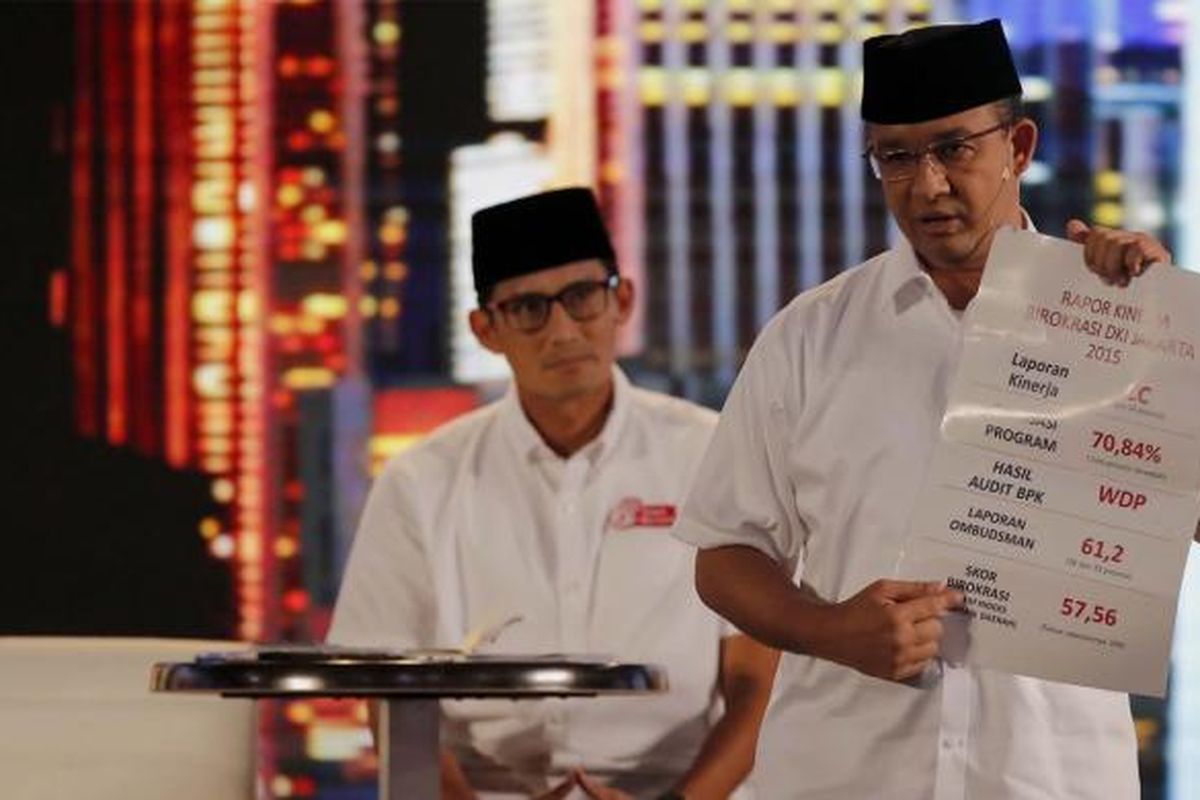 Pasangan calon gubernur dan wakil gubernur DKI Jakarta 2017 nomor urut tiga, Anies Baswedan-Sandiaga Uno mengikuti debat kedua calon gubernur dan wakil gubernur DKI Jakarta 2017 yang diselenggarakan Komisi Pemilihan Umum Provinsi DKI Jakarta di Hotel Bidakara, Jakarta, Jumat (27/1/2017). Temanya membahas reformasi birokrasi serta pelayanan publik dan penataan kawasan perkotaan.