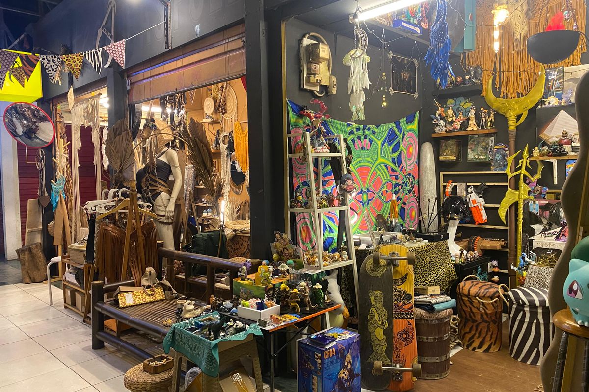Suasana kios barang-barang thrift yang unik di Lantai Satu Pasar Santa, Jakarta Selatan, pada Selasa (2/11/2023).