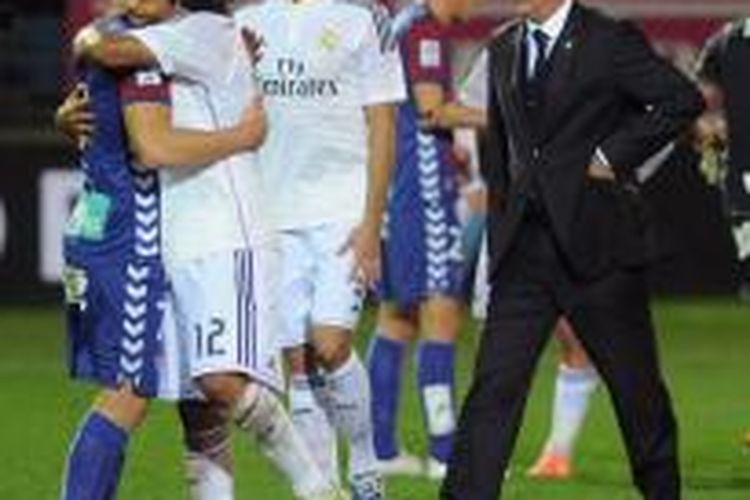 Pelatih Real Madrid Carlo Ancelotti (kanan) meninggalkan lapangan, usai pertandingan Primera Division, antara timnya dan Eibar, di Ipurua Stadium, Eibar, 22 November 2014. Madrid memenangi laga dengan skor 4-0.