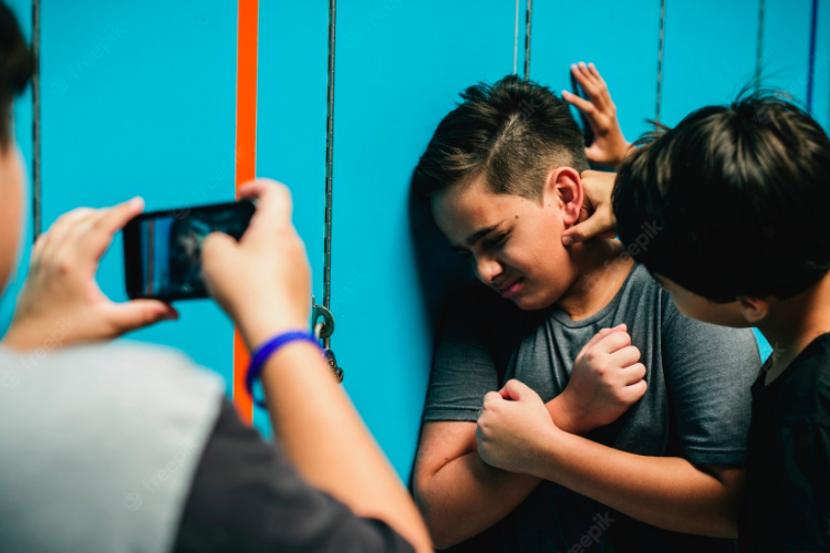 Tanda Anak Jadi Korban Bullying dan Cara Mengatasinya