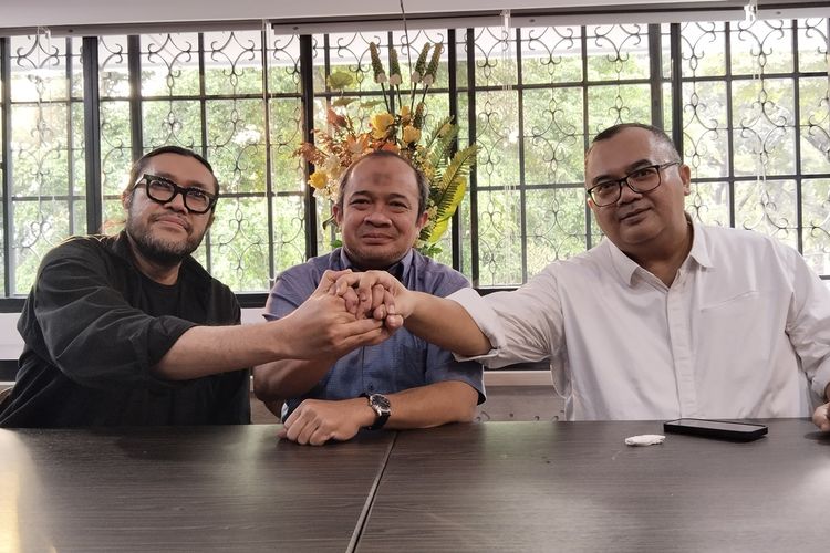 Ketua DPD PDI Perjuangan Jawa Barat Ono Surono (kiri), Plt Ketua DPW PKS Jawa Barat, Iwan Suryawan, Ketua DPW PPP Jawa Barat Pepep Syaiful Hidayat (kanan).