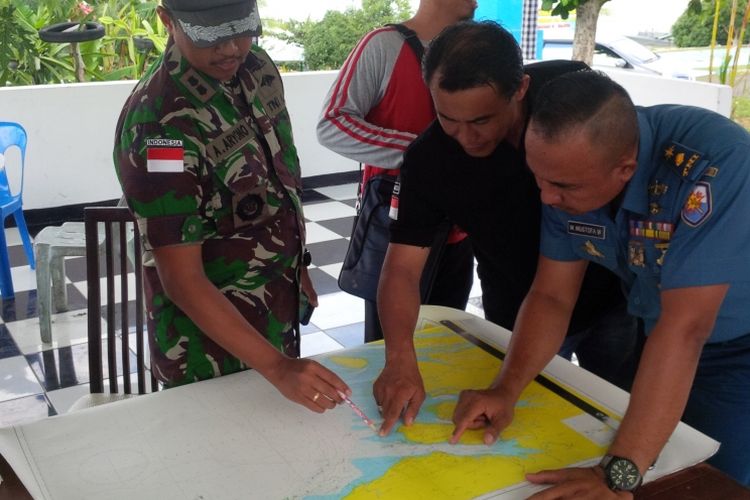 Komandan Pangkalan TNI AL Nunukan  Letkol Laut (P) Ari Aryono (mengenakan topi) memperlihatkan posisi kedua perahu nelayan Malaysia yang kedapatan sedang mencari ikan di perairan Indonesia.