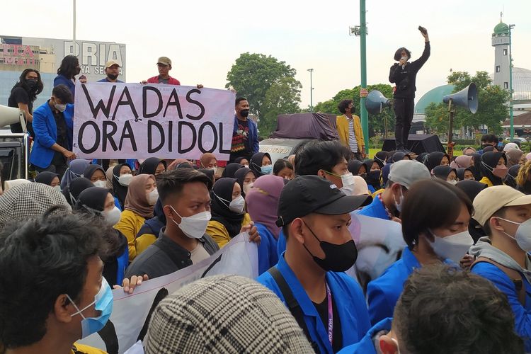 Mahasiswa dari berbagai perguruan tinggi di Purwokerto menggelar demonstrasi di depan gedung DPRD Kabupaten Banyumas, Jawa Tengah, Jumat (11/2/2022).