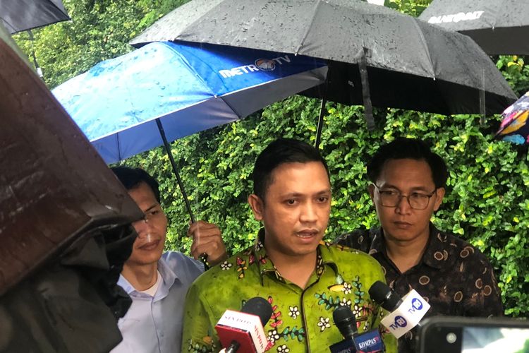 Pengacara Bharada E, Ronny Talapessy, saat ditemui di rumah dinas Ferdy Sambo di Duren Tiga, Jakarta Selatan, Rabu (4/1/2023). 