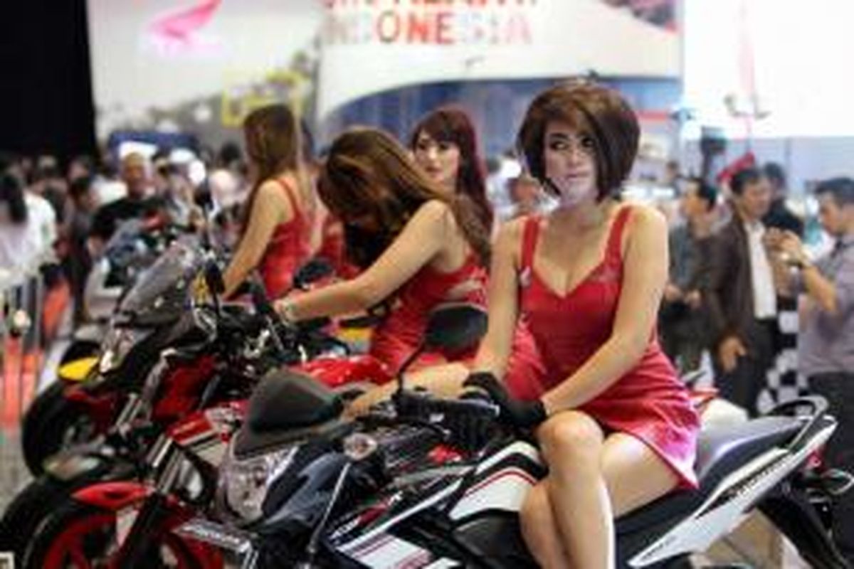 Sales promotion girl stan Honda berpose pada Indonesia Motorcycle Show 2014 di Jakarta Convention Center, Jakarta, Rabu (29/10/2014). Pameran khusus sepeda motor terbesar di Tanah Air ini akan berlangsung hingga 2 November mendatang.