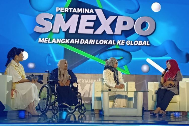 Vice President CSR and SMEPP Management Pertamina Fajriyah Usman (kanan) saat emngisi talkshow ?Satukan Energi untuk UMKM Indonesia?. 