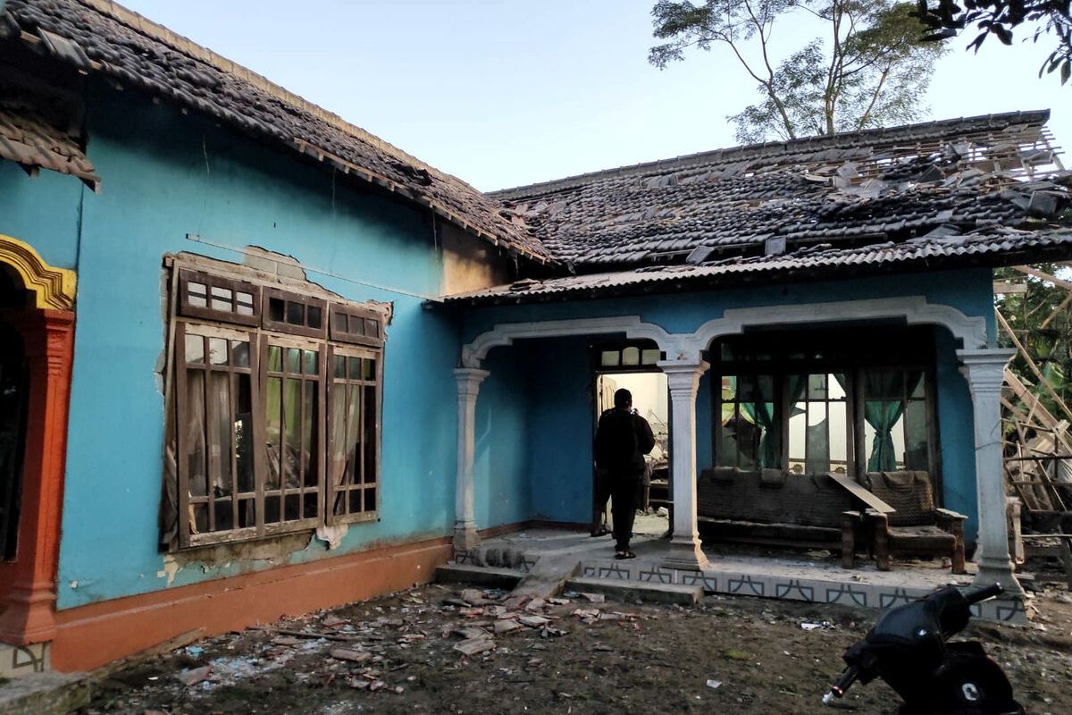 Rumah warga sekitar lokasi ledakan di Dusun Tegalrejo, Desa Karangbendo, Kecamatan Ponggok, Kabupaten Blitar, mengalami kerusakan, Senin (20/2/2023)