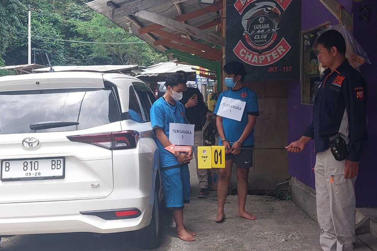 Tiga tersangka Didot Alfiansyah (DA), Muhammad Reza (MR) dan Devara Putri (DP) tampak dihadirkan dalam rekonstruksi atau reka ulang kasus pembunuhan Indriana Dewi Eka Saputri, yang tewas dibunuh karena cinta segitiga di Polsek dan di Jalan Bukit Pelangi, Babakan Madang, Kabupaten Bogor, Jawa Barat, Kamis (7/3/2024).
