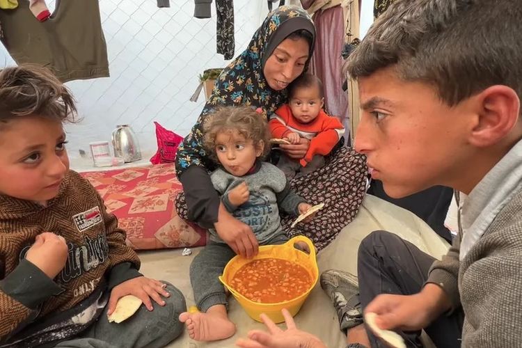 Mohammed Zo'rab (kanan) bersama ibu dan adik-adiknya.