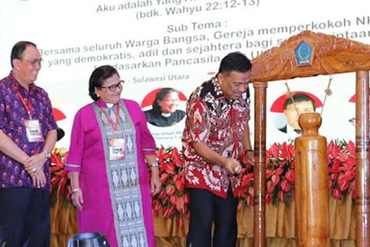 Gubernur Sulawesi Utara (Sulut) Olly Dondokambey memukul tetengkoren tanda secara resmi dimulainya Konferensi Gereja dan Masyarakat X Persekutuan Gereja-Gereja Di Indonesia (KGM X-PGI) di Yogyakarata, Kamis (28/3/2019).
