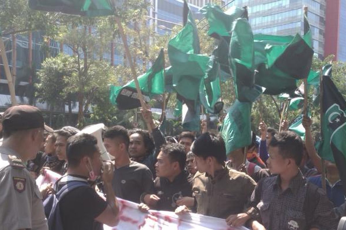 Himpunan Mahasiswa Islam menggelar aksi unjuk rasa di depan Pengadilan tindak pidana korupsi, Kuningan, Jakarta, Rabu (24/9/2014).