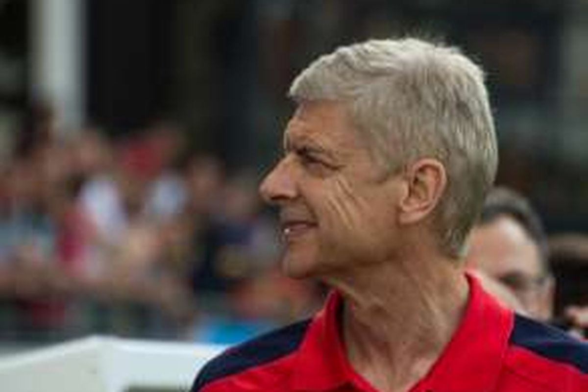 Manajer Arsenal, Arsene Wenger, mendampingi anak-anak asuhnya dalam partai uji coba kontra Lens di Stadion Felix Bollaert, 22 Juli 2016.