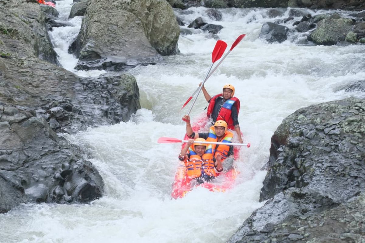 Bupati Jembrana I Made Kembang Hartawan mencoba sensasi Gelar River Adventure, Jumat (6/2/2026).