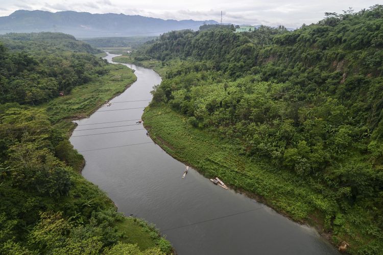 Suasana pemandangan Sungai Citarum di kawasan Rajamandala, Kabupaten Bandung Barat, Jawa Barat, Senin (15/1). Pemerintah melalui Badan Pembangunan dan Perencanaan Nasional (Bappenas) akan kembali melanjutkan program revitalisasi Sungai Citarum pada Februari 2018 dimulai dengan sosialisasi kepada masyarakat serta industri yang berada di daerah aliran sungai (DAS) Citarum. ANTARA FOTO/Raisan Al Farisi/aww/18.