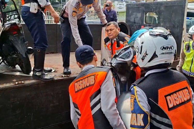 Parkir Liar di Depan Polres Jaktim Diteribkan, Belasan Kendaraan Diderek