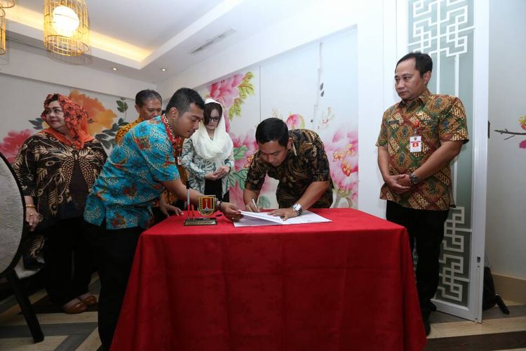 Penandatanganan MoU kerja sama antara Wali Kota Semarang Hendar Prihadi dengan Bupati Kendal Mirna Annisa, Kamis (8/6/2017).