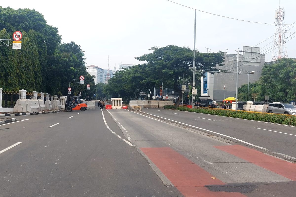 Jalan Majapahit, Harmoni, Jakarta Pusat, yang mulai ditutup dalam aksi hari buruh di Jakarta, Rabu (1/5/2024). 