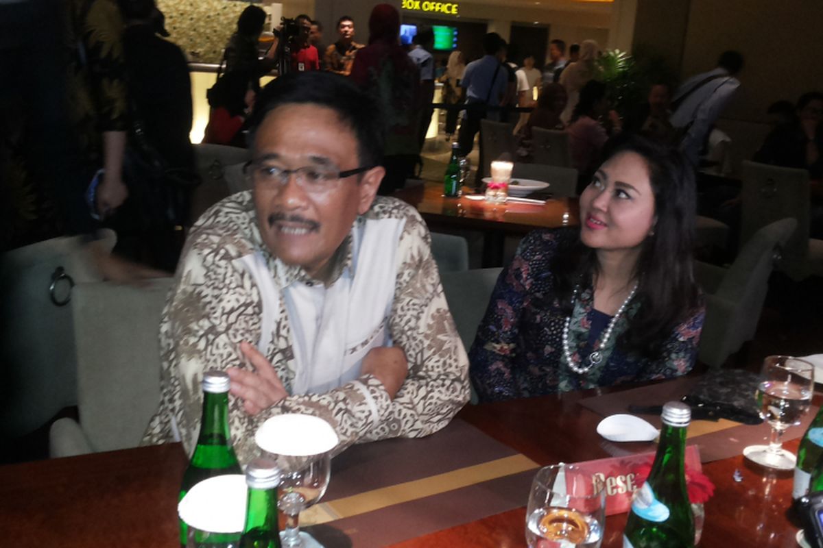 Calon wakil gubernur DKI Jakarta nomor pemilihan tiga Djarot Saiful Hidayat didampingi istri saat menghadiri acara nonton bareng film Bidah Cinta di bioskop XXI di Plaza Indonesia, Jakarta, Sabtu (25/3/2017) siang. 