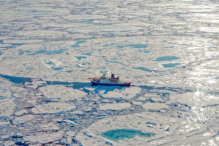 Lapisan es di Samudera Arktika.