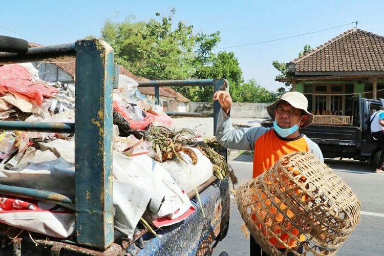Jumari saat bekerja mengangkut sampah dari rumah- rumah penduduk di wilayah Piyungan, Yogyakarta.