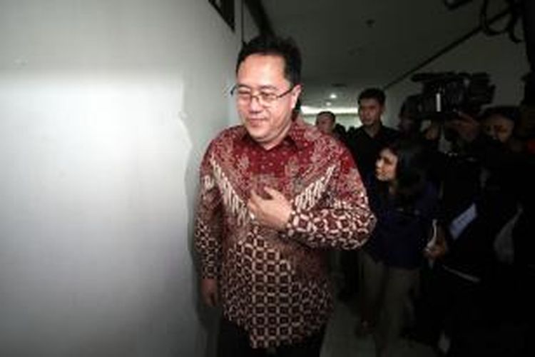 Terdakwa dugaan korupsi pengadaan alat simulator SIM di Korlantas Mabes Polri, Budi Susanto, berjalan menuju ruang tunggu terdakwa usai mengikuti sidang perdananya di Pengadilan Tindak Pidana Korupsi di Jakarta, Selasa (10/9/2013). Budi terancam 20 tahun penjara karena diduga merugikan negara Rp 88,4 milyar falam kasus pengadaan simulator SIM di Korlantas tersebut. 