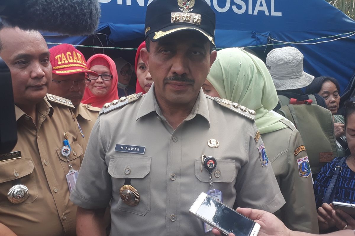 Wali Kota Jakarta Timur M Anwar usai meninjau posko pengungsian korban kebakaran di RW 02, Kelurahan Bidara Cina, Jatinegara, Jakarta Timur, Selasa (22/10/2019).