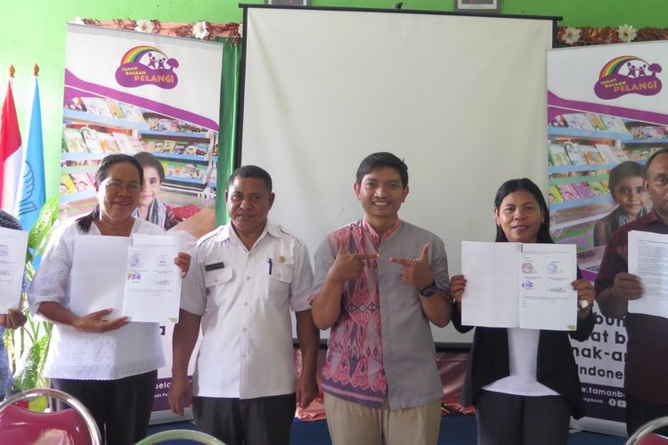 Penandatanganan MoU (Nota Kesepahaman) Taman Bacaan Pelangi dengan 40 Sekolah Dasar di Kabupaten Nagekeo, Flores untuk Pendirian Perpustakaan Ramah Anak, Rabu (12/4/2023).


