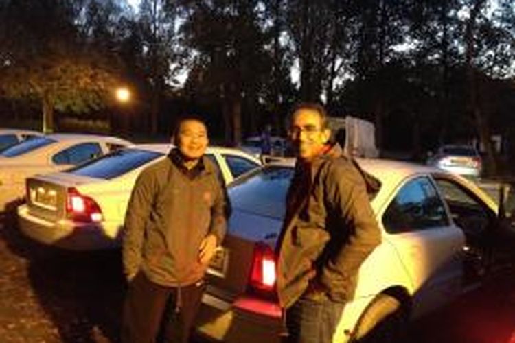 Pereli Indonesia, Subhan Aksa dan navigatornya, Nicola Arena, berpose saat menjalani survei jelang reli Inggris, Selasa (12/11/2013).