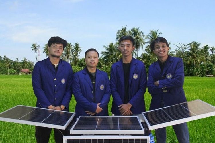 Para mahasiswa Universitas Negeri Yogyakarta (UNY) dengan inovasi pompa air tenaga surya.