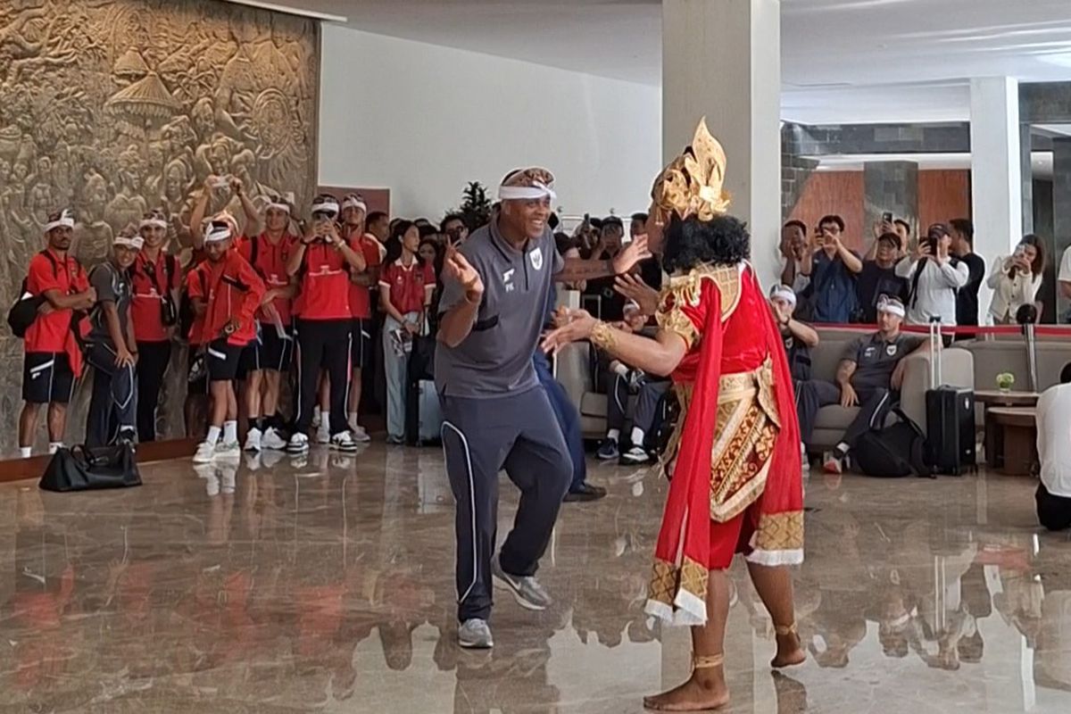 Momen pelatih timnas Indonesia Patrick Kluivert, ikut menari sebelum bertolak ke Jakarta di hotel Sanur, Kota Denpasar, Bali, pada Minggu (1/6/2025). KOMPAS.com/ Yohanes Valdi Seriang Ginta