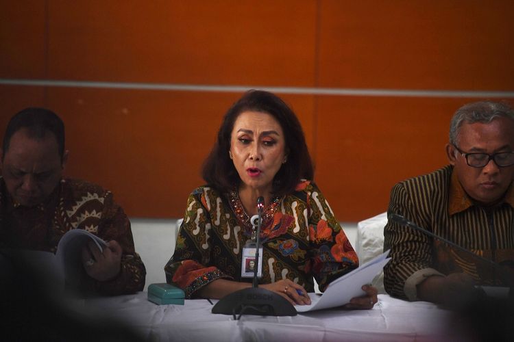 Ketua Pansel KPK Yenti Ganarsih (tengah) memberikan keterangan terkait hasil profile assessment calon pimpinan KPK periode 2019-2023 dalam konferensi pers di Jakarta, Jumat (23/8/2019). Pansel KPK menyatakan sebanyak 20 orang berhasil lulus dalam tes tersebut untuk kemudian menjalani tes kesehatan serta wawancara dan uji publik. ANTARA FOTO/Akbar Nugroho Gumay/ama.