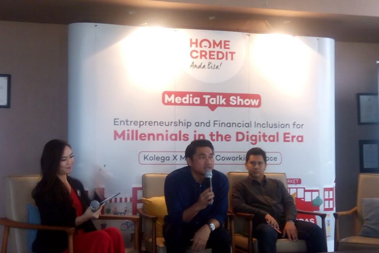 Chief External Affairs Home Credit Indonesia, Andy Nahil Gultom (tengah) dalam Media Talkshow “Entrepreneurship and Financial Inclusion for Millennials in the Digital Era di Kuningan, Jakarta Selatan, Kamis (22/11/2018).