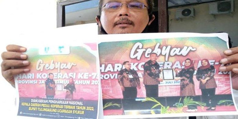 Pengacara Hery Widodo menyandingkan foto asli Wabup Tulungagung Gatut Sunu Wibowo (kanan) dengan foto yang diduga telah direkayasa menjadi Bupati Tulungagung, Maryoto Birowo. 
